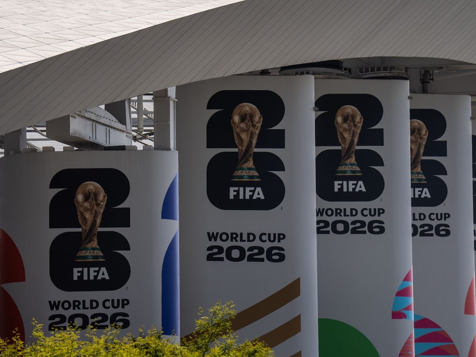 Na snímke nápisy „Majstrovstvá sveta vo futbale 2026“ sú umiestnené na stĺpoch štadióna SoFi Stadium v americkom Inglewoode. 