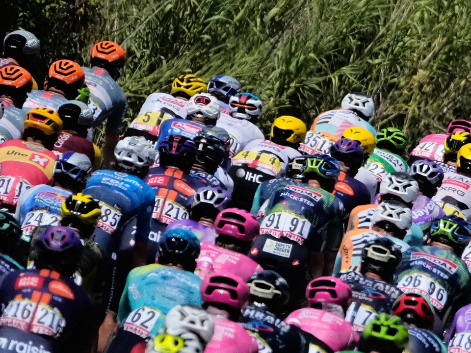 Cyklistický pelotón počas Tour de France 2026