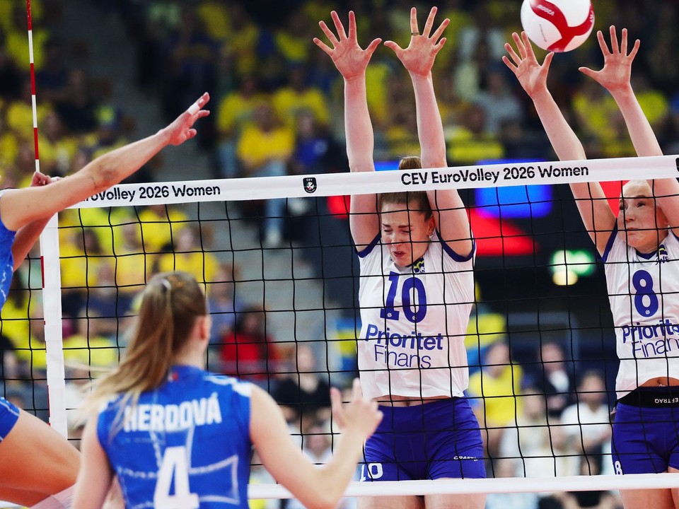 Slovenské volejbalistky Karolína Fričová a Lucia Herdová v zápase proti Švédsku na ME 2026.