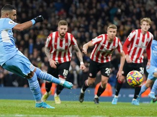 Mahrez otvára z penalty skóre. Manchester City doma zdolal Brentford.