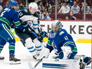 Brankár Jaroslav Halák v prípravnom zápase NHL proti Winnipegu.