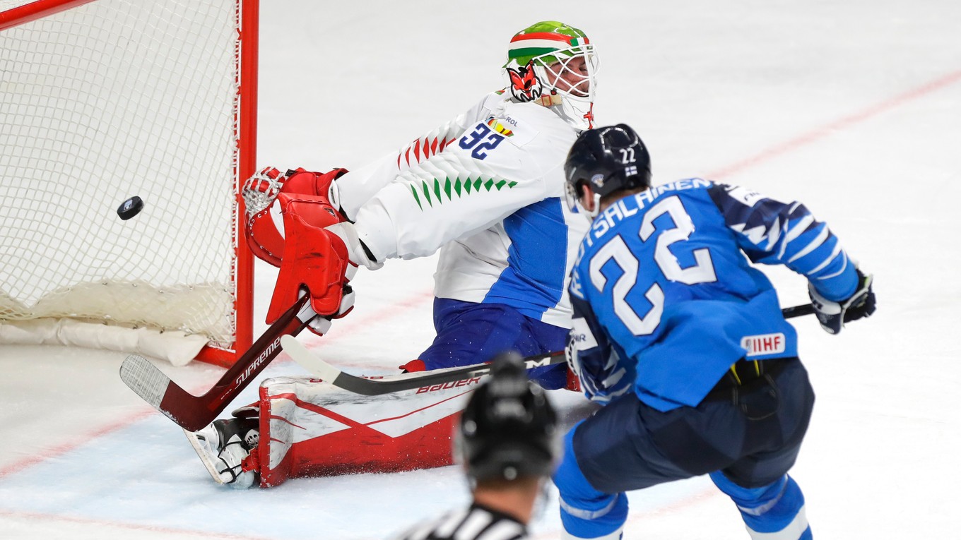 Arttu Ruotsalainen strieľa gól v zápase Fínsko - Taliansko na MS v hokeji 2021.