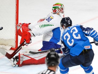 Arttu Ruotsalainen strieľa gól v zápase Fínsko - Taliansko na MS v hokeji 2021.