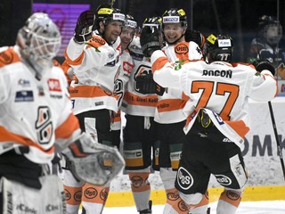 Hokejisti Košíc sa tešia z gólu v zápase proti Michalovciam. 