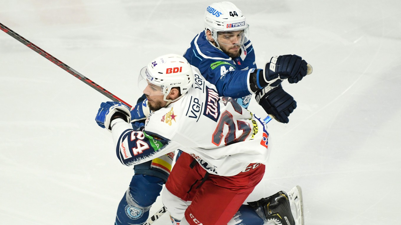 Hokejista Zvolena Peter Zuzin v súboji s nitrianskym hráčom Williem Raskobom.