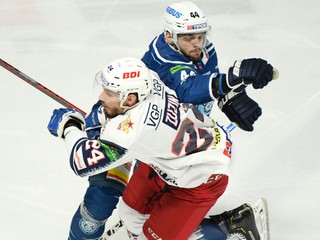 Hokejista Zvolena Peter Zuzin v súboji s nitrianskym hráčom Williem Raskobom.