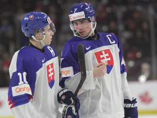Filip Mešár a Šimon Nemec v zápase Slovensko - Švajčiarsko na MS v hokeji do 20 rokov 2023.