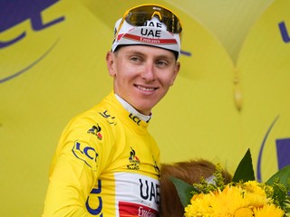 Tadej Pogačar v žltom drese pre lídra Tour de France 2021. 