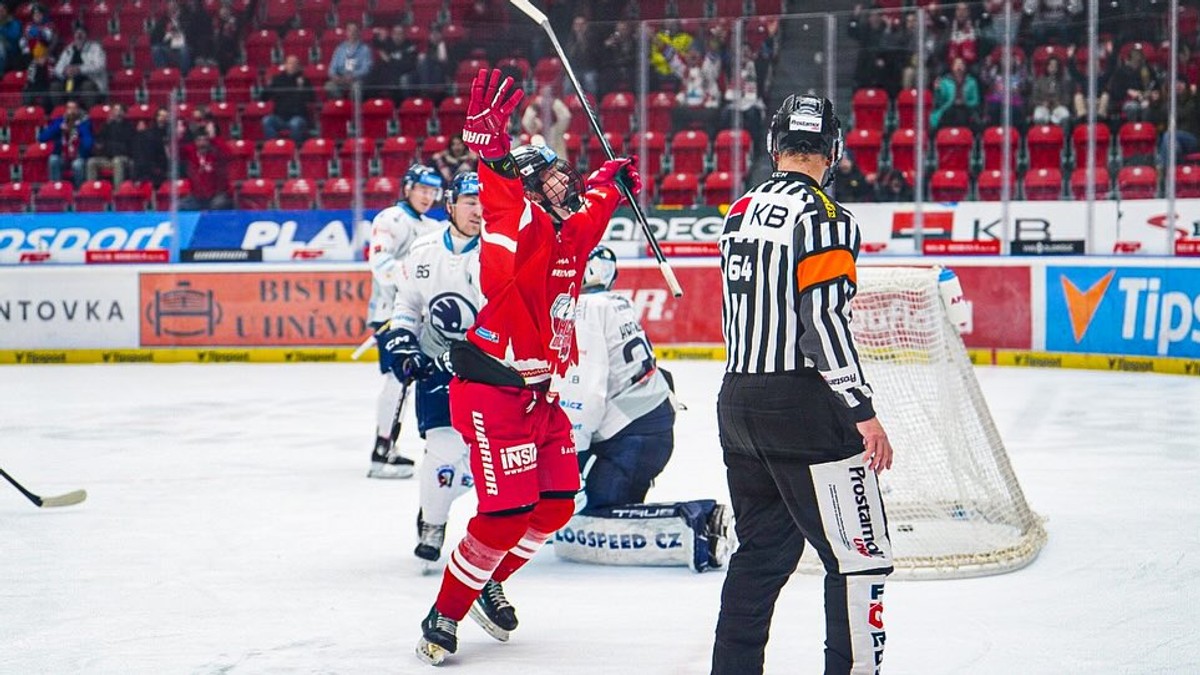 Alexej Kubát oslavuje prvý gól v českej extralige. 