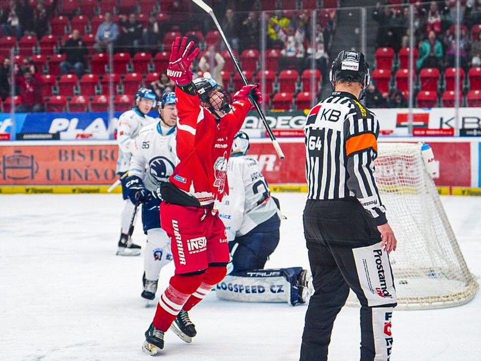 Alexej Kubát oslavuje prvý gól v českej extralige. 