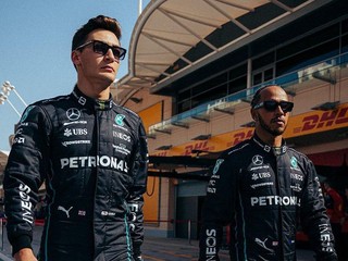 Jazdci Mercedesu George Russell  (vľavo) a Lewis Hamilton. 