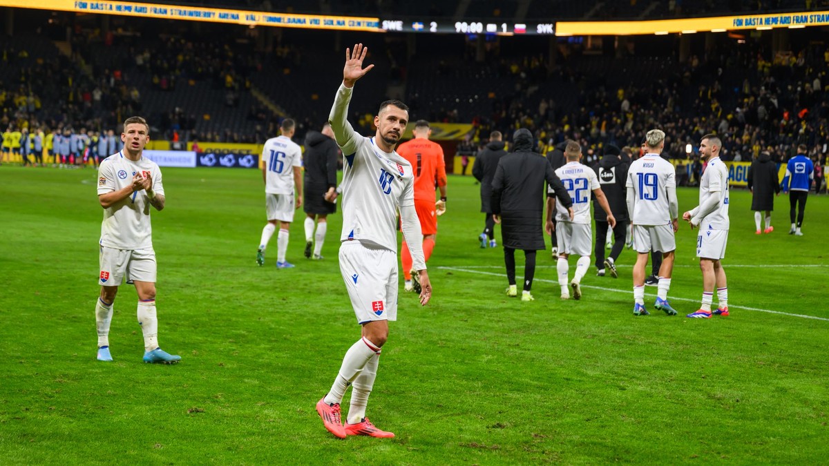 Slovenskí futbalisti po zápase Švédsko - Slovensko v skupine 1 C-divízie Ligy národov.