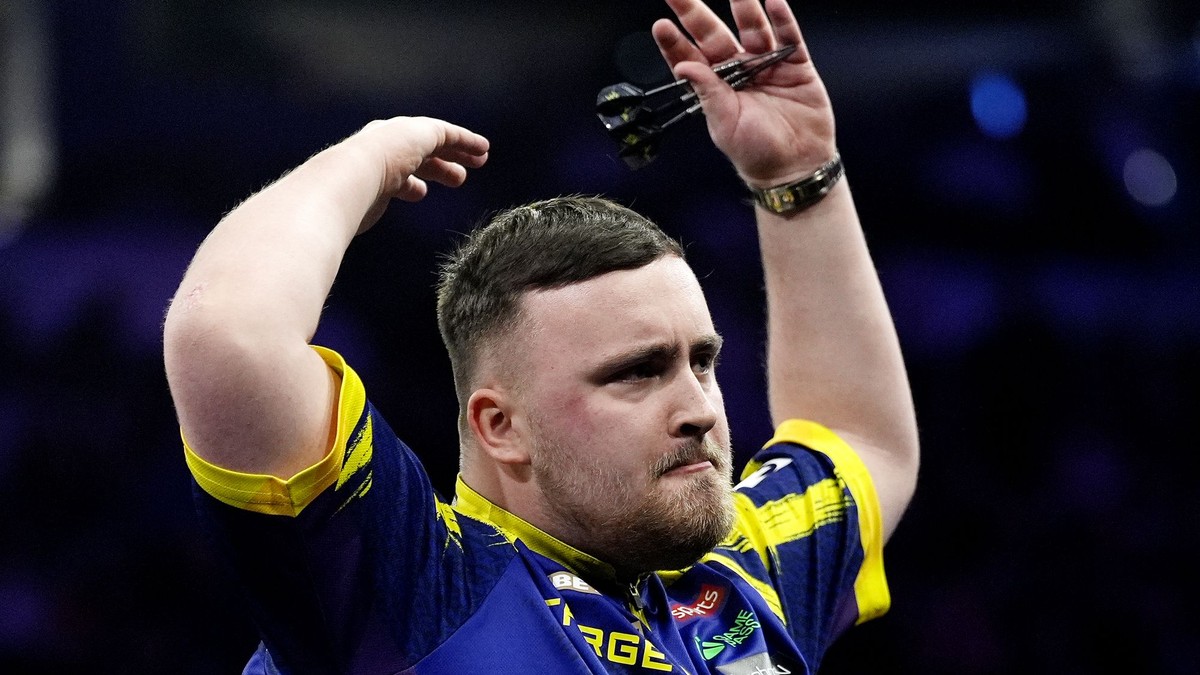 Anglický šípkar Luke Littler.