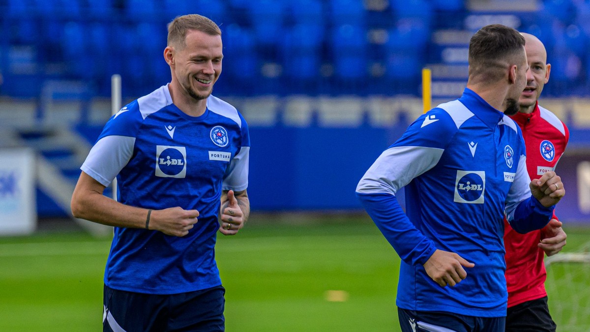 Na snímke slovenskí futbalisti zľava Ondrej Duda, Lukáš Haraslín a asistent trénera slovenskej futbalovej reprezentácie mužov Vladimír Weiss mladší počas prvého tréningu slovenskej futbalovej reprezentácie.