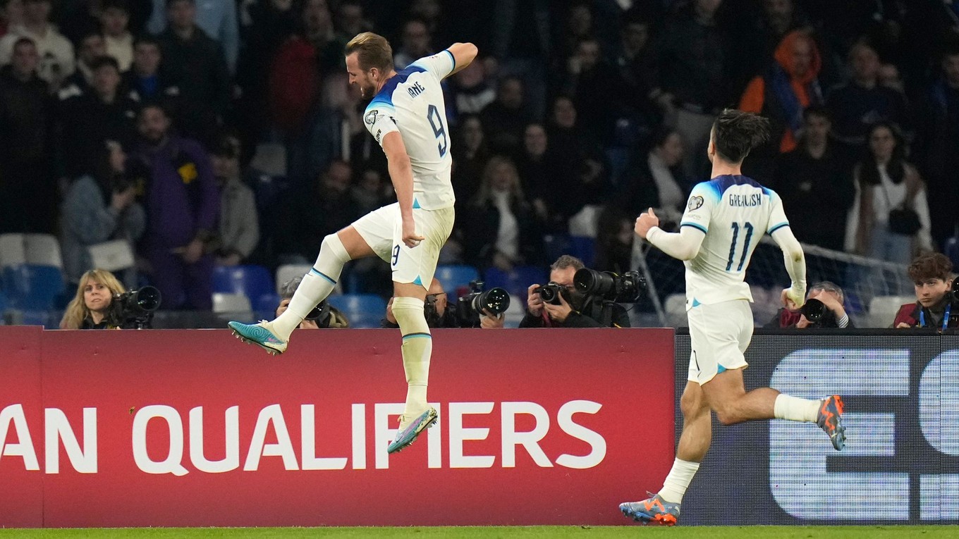 Harry Kane sa teší po strelenom góle v zápase Taliansko - Anglicko v kvalifikácii EURO 2024.