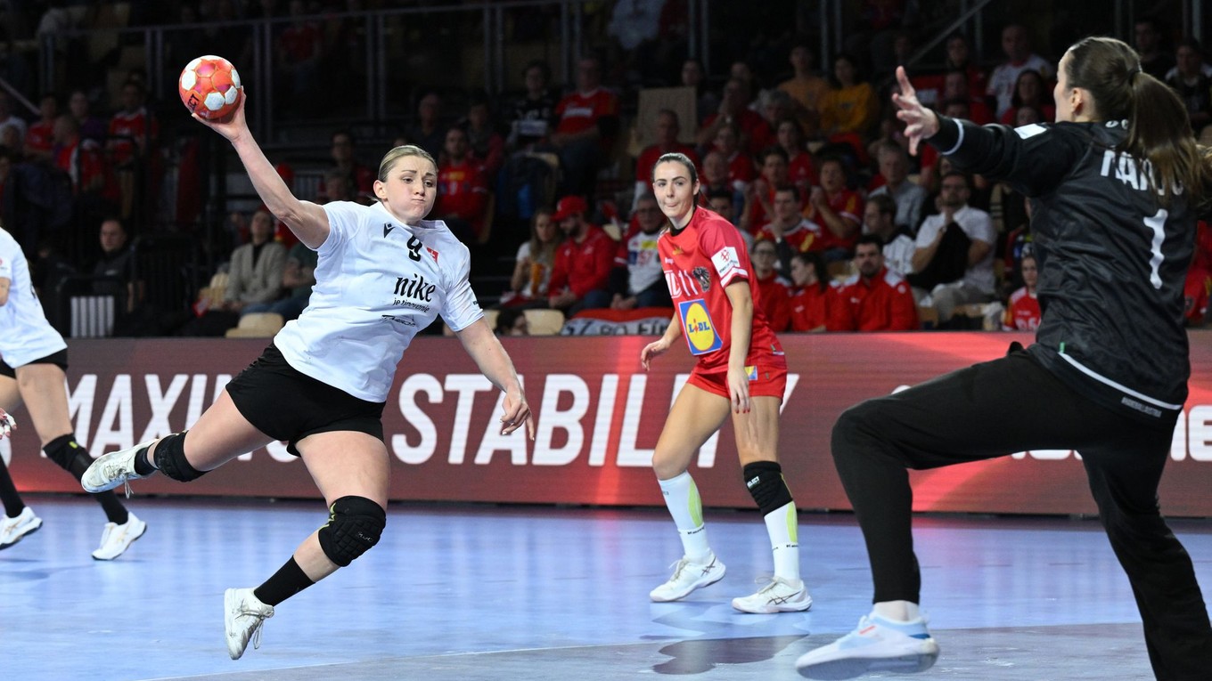 Kristína Pastorková v drese Slovenska strieľa na bránu.