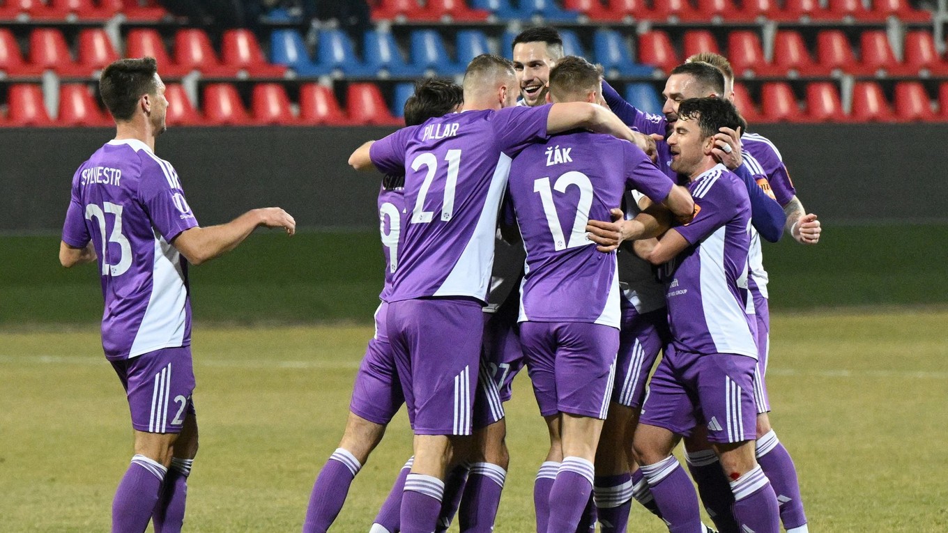 Hráči Komárna sa tešia z gólu. 