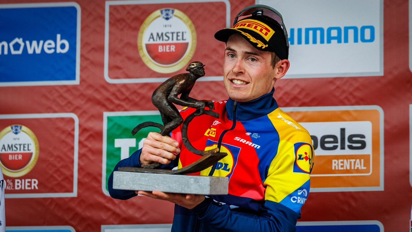 Dánsky cyklista Mattias Skjelmose s trofejou pre víťaza klasiky Amstel Gold Race 2025.