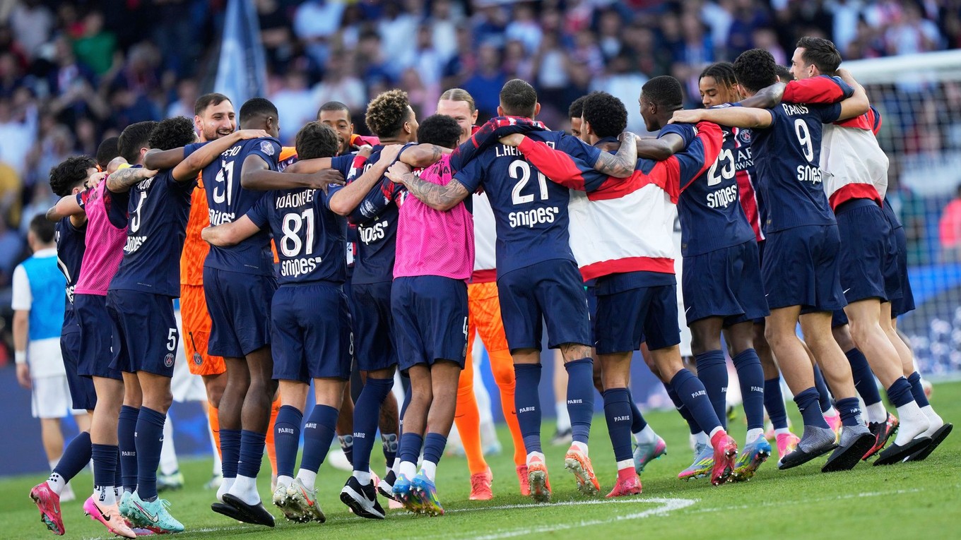 Radosť hráčov Paríža St. Germain po zisku 13. titulu. 
