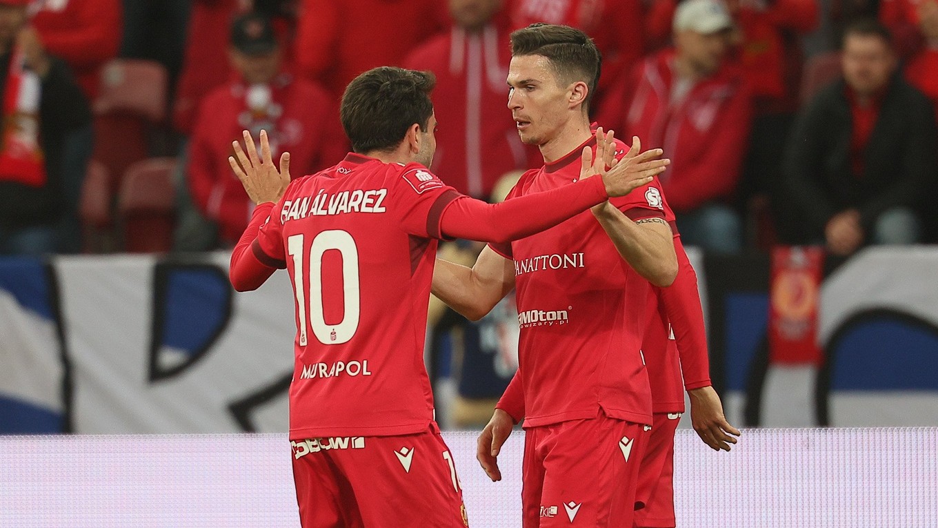 Ľubomír Tupta oslavuje so spoluhráčmi gól. 