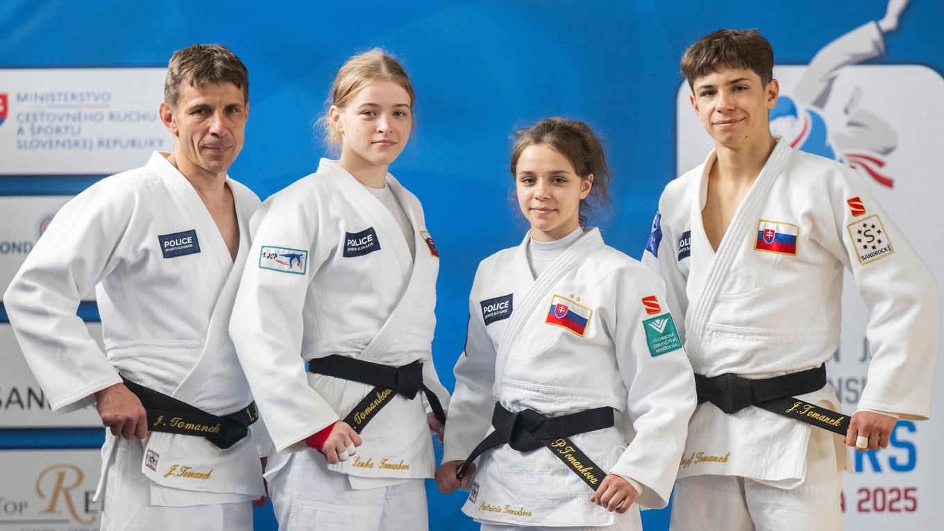 Podpredseda Slovenského zväzu judo a tréner 1. Judo Club Pezinok Jozef Tománek st. a juniorskí reprezentanti Slovenska v džude, zľava Lenka Tománková, Patrícia Tománková a Jozef Tománek ml.