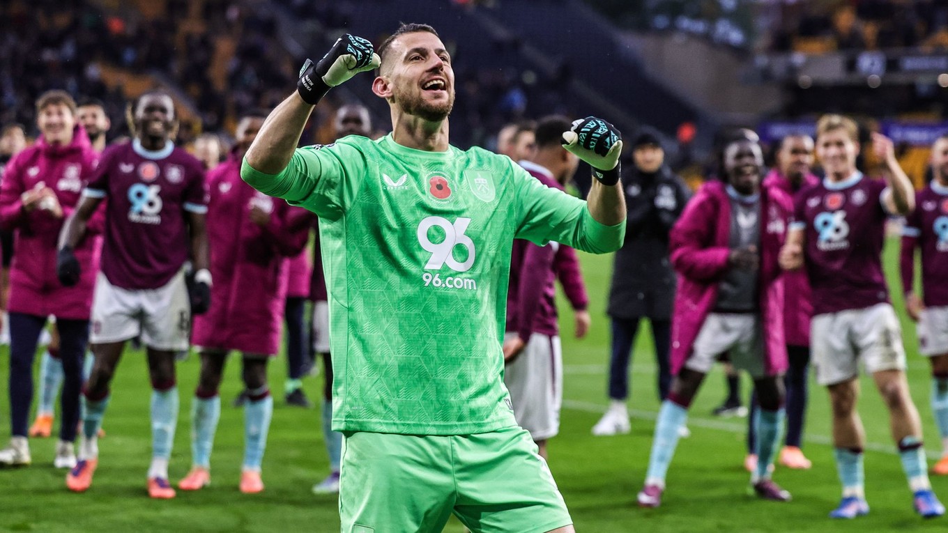 Martin Dúbravka sa teší so svojimi spoluhráčmi z tímu Burnley FC.