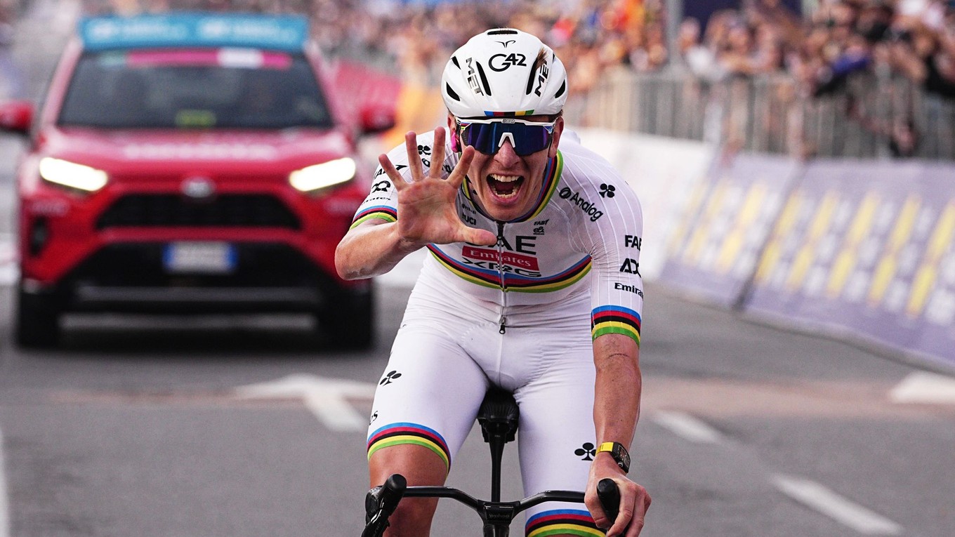 Tadej Pogačar oslavuje piaty triumf na pretekoch Okolo Lombardie