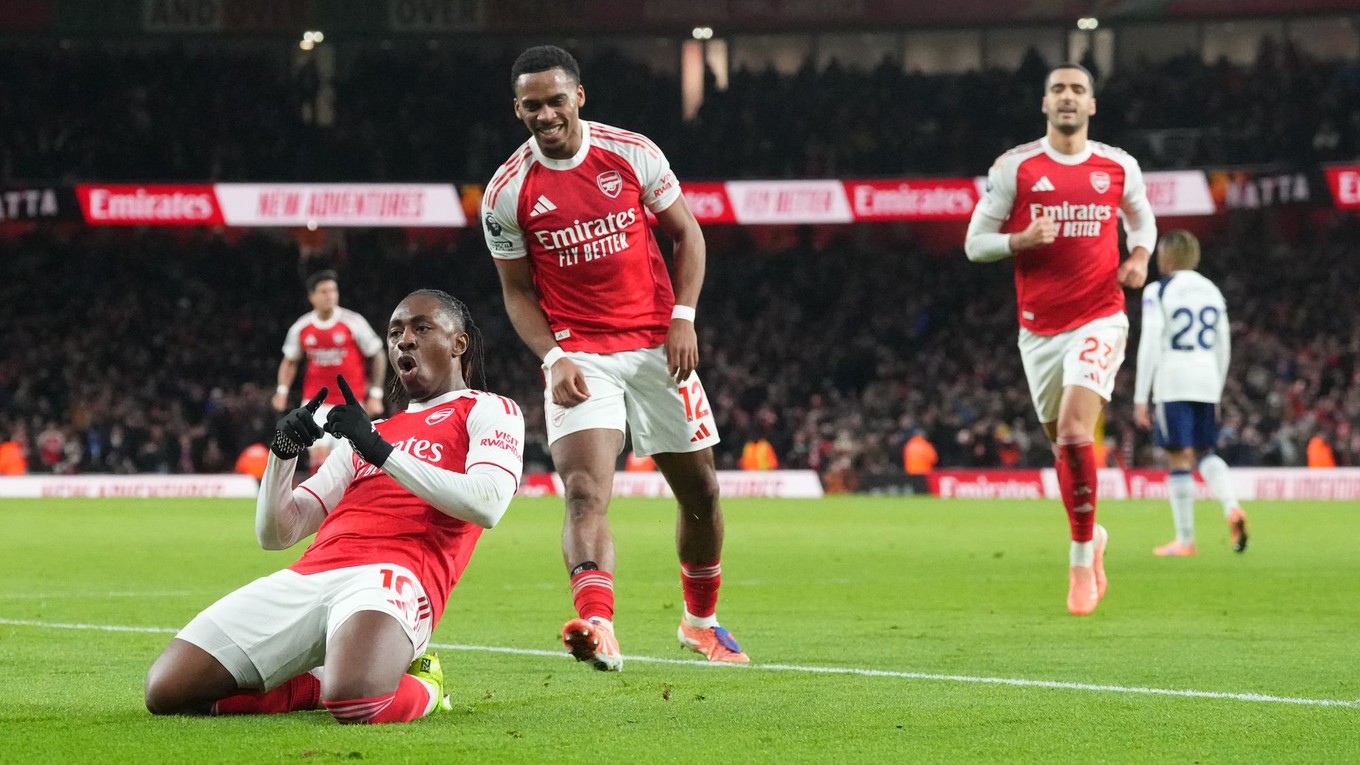 Eberechi Eze oslavuje gól