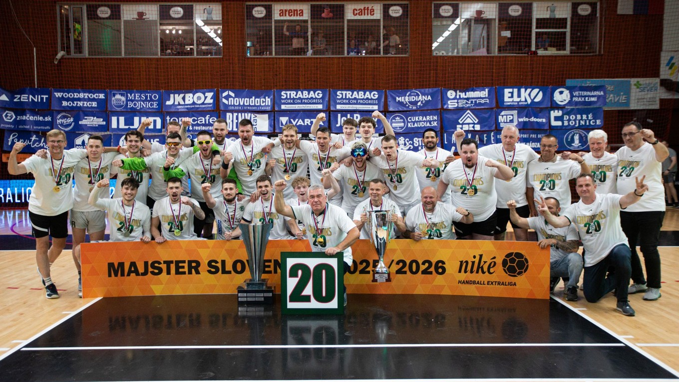 Na snímke hráči Tatrana Prešov pózujú s majstrovskou trofejou po triumfe vo štvrtom zápase finále play off.