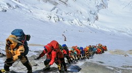 Záber pri výstupe na najvyššiu horu sveta Mount Everest v Nepále, ilustračná fotografia. 