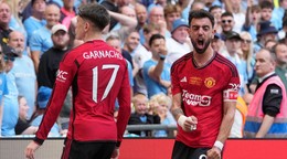 Alejandro Garnacho a Bruno Fernandes oslavujú gól vo finále FA Cupu Manchester City - Manchester United. 
