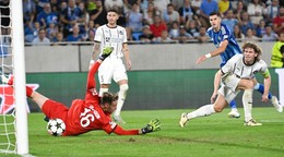 Marko Tolič strieľa gól v zápase ŠK Slovan Bratislava - FC Midtjylland v odvete play-off Ligy majstrov.