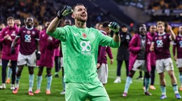 Martin Dúbravka sa teší so svojimi spoluhráčmi z tímu Burnley FC.