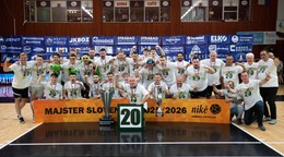 Na snímke hráči Tatrana Prešov pózujú s majstrovskou trofejou po triumfe vo štvrtom zápase finále play off.