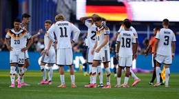 Sklamaní futbalisti Nemecka po prehre s Paraguajom na MS 2026.