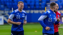 Na snímke slovenskí futbalisti zľava Ondrej Duda, Lukáš Haraslín a asistent trénera slovenskej futbalovej reprezentácie mužov Vladimír Weiss mladší počas prvého tréningu slovenskej futbalovej reprezentácie.