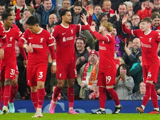 Hráči Liverpooli sa radujú z gólu