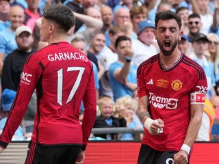 Alejandro Garnacho a Bruno Fernandes oslavujú gól vo finále FA Cupu Manchester City - Manchester United. 