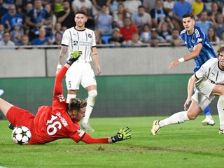 Marko Tolič strieľa gól v zápase ŠK Slovan Bratislava - FC Midtjylland v odvete play-off Ligy majstrov.