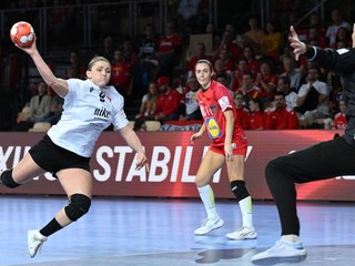 Kristína Pastorková v drese Slovenska strieľa na bránu.