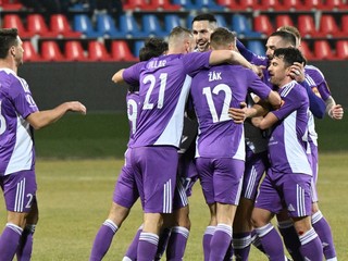 Hráči Komárna sa tešia z gólu. 