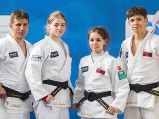 Podpredseda Slovenského zväzu judo a tréner 1. Judo Club Pezinok Jozef Tománek st. a juniorskí reprezentanti Slovenska v džude, zľava Lenka Tománková, Patrícia Tománková a Jozef Tománek ml.