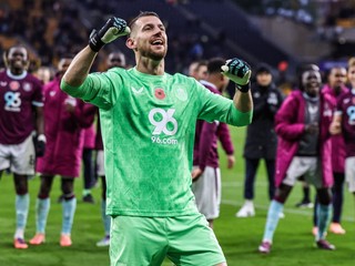 Martin Dúbravka sa teší so svojimi spoluhráčmi z tímu Burnley FC.