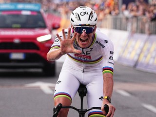 Tadej Pogačar oslavuje piaty triumf na pretekoch Okolo Lombardie