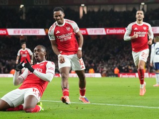 Eberechi Eze oslavuje gól