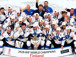 Hokejisti Fínska oslavujú zisk zlatých medailí