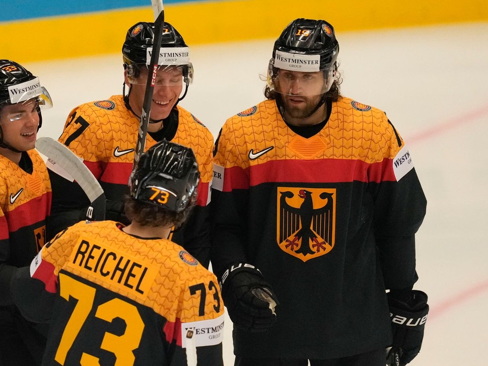 Maksymilian Szuber oslavuje gól so spoluhráčmi počas zápasu Nemecko - Kazachstan na MS v hokeji 2024.