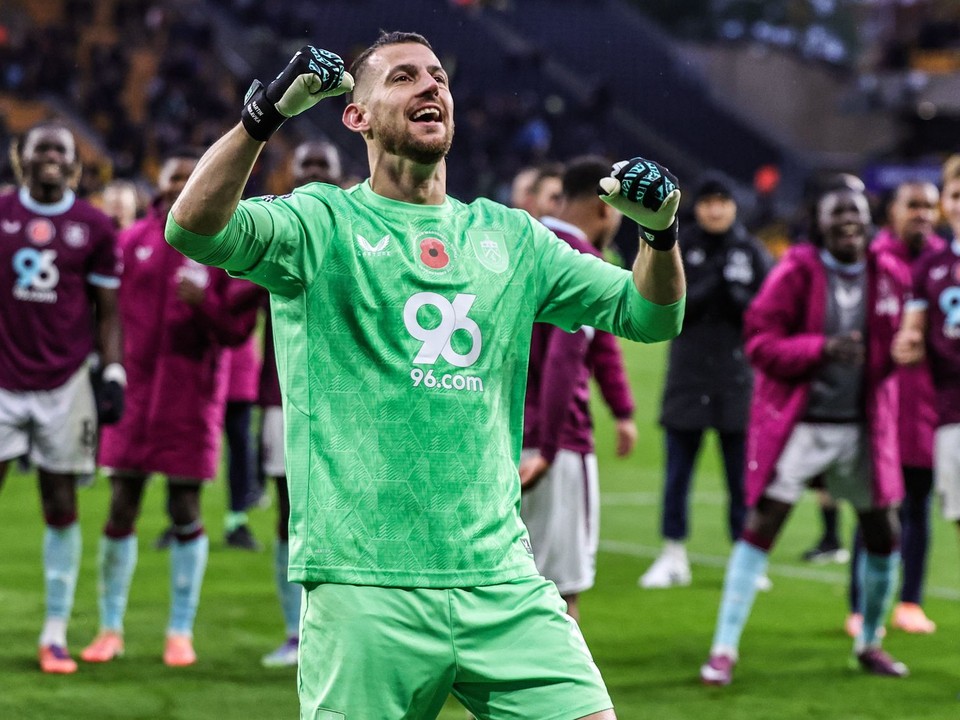 Martin Dúbravka sa teší so svojimi spoluhráčmi z tímu Burnley FC.