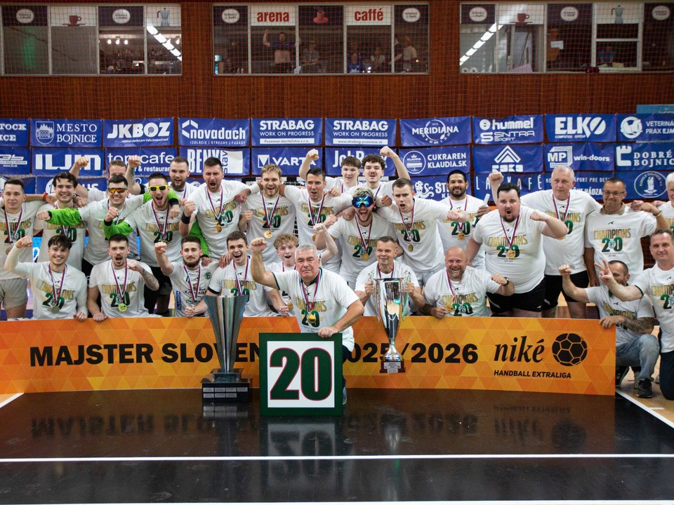 Na snímke hráči Tatrana Prešov pózujú s majstrovskou trofejou po triumfe vo štvrtom zápase finále play off.