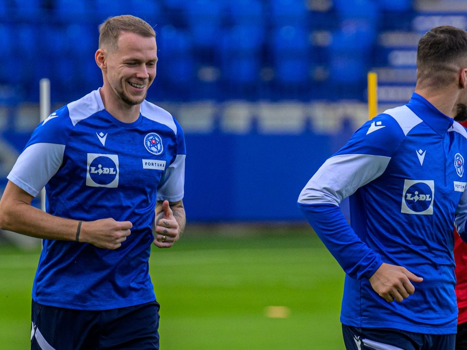 Na snímke slovenskí futbalisti zľava Ondrej Duda, Lukáš Haraslín a asistent trénera slovenskej futbalovej reprezentácie mužov Vladimír Weiss mladší počas prvého tréningu slovenskej futbalovej reprezentácie.